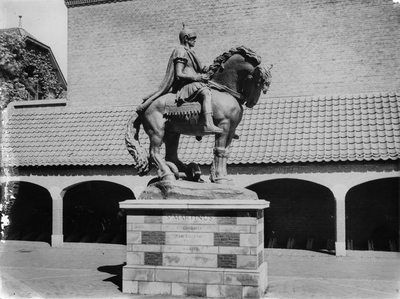 800307 Afbeelding van het standbeeld St.-Martinus te paard op het plein voor de St.-Martinuskerk (Oudegracht 401) te Utrecht.